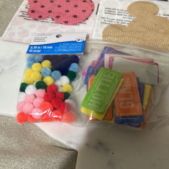 Assorted craft items. - Picture 2 of 6